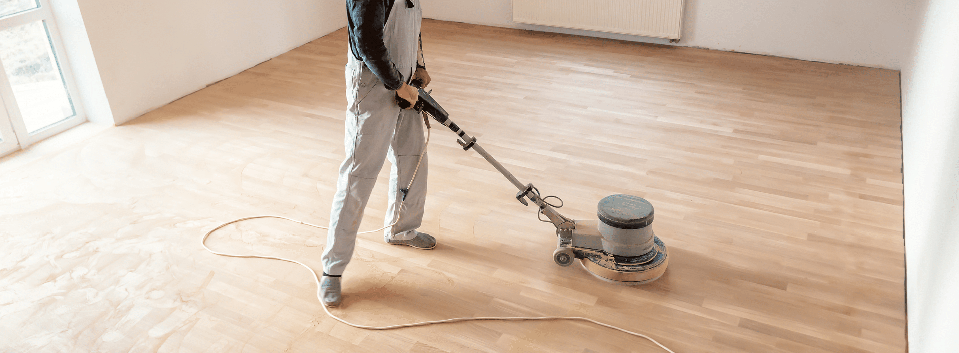 Mr Sander® are using a Bona FlexiSand 1.9, a powerful buffer sander with a Ø 407 mm dimension, 1.9 kW effect, and 230 V voltage. The sander is connected to a dust extraction system with a HEPA filter, ensuring a clean and efficient result while sanding the parquet floor. 