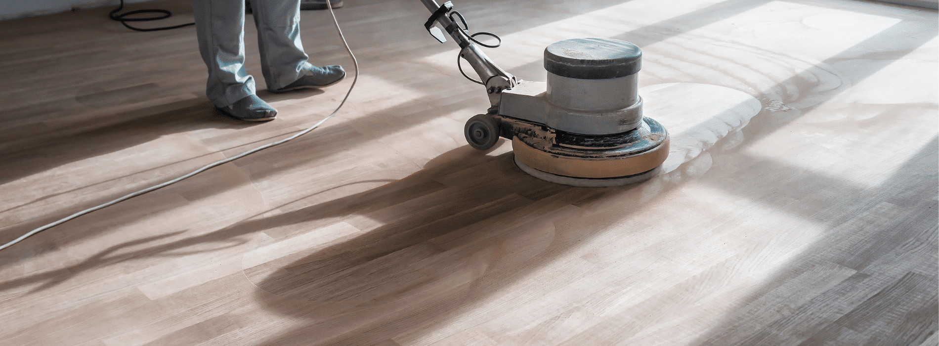 Using a Bona FlexiSand 1.9 buffer sander in Wandsworth, SW18, with a 407 mm diameter and 1.9 kW of power. It is powered by 230 V and operates at 50/60 Hz. This powerful tool is connected to a HEPA-filtered dust extraction system, guaranteeing a tidy and effective result.

