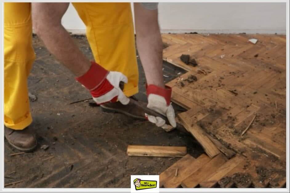 Expertly removing damaged parquet blocks in Garthamlock G33 as part of the Mr Sander®️ restoration process.