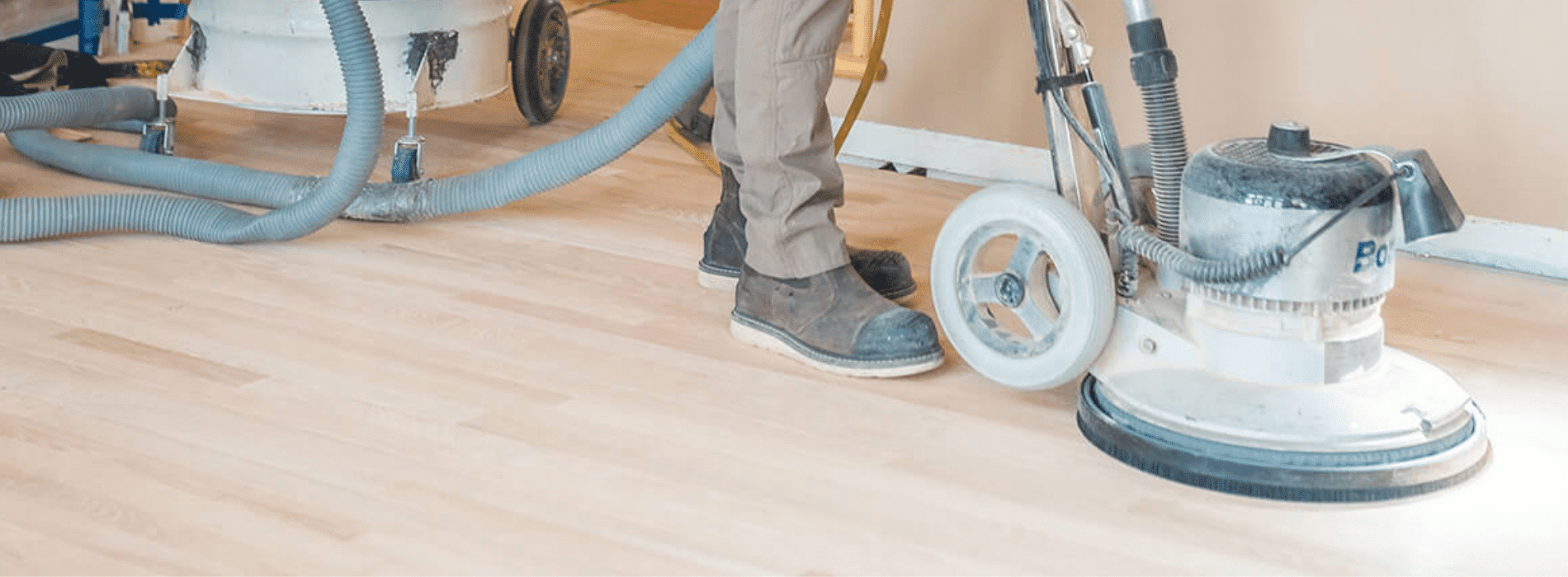 In Boston Manor, TW8, Mr Sander® are using the Bona FlexiSand 1.9, a powerful buffer sander with Ø 407 mm dimensions, 1.9 kW effect, and 230V voltage. It operates at 50 Hz/60 Hz frequency and is connected to a dust extraction system with a HEPA filter for optimal cleanliness and efficiency during the sanding process of a parquet floor. 