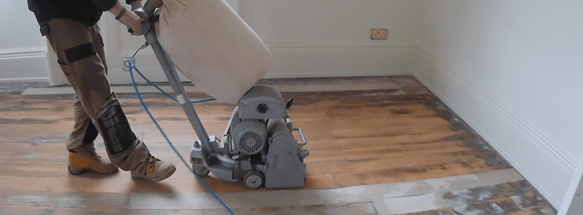 In Cricklewood, NW2, A Bona Scorpion drum sander (200 mm, 1.5 kW) linked to a HEPA-filtered dust extraction system is used by Mr Sander®. This guarantees that herringbone flooring are sanded cleanly and efficiently. 