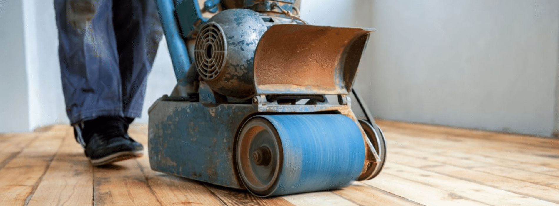 Mr Sander® use the Bona Belt, a powerful 2.2 kW sander for sanding herringbone floors in Coulsdon, CR5. Operating at 230V with a frequency of 50Hz/60Hz, it ensures efficient results. Coupled with a dust extraction system equipped with a HEPA filter, it guarantees a clean and flawless finish. 