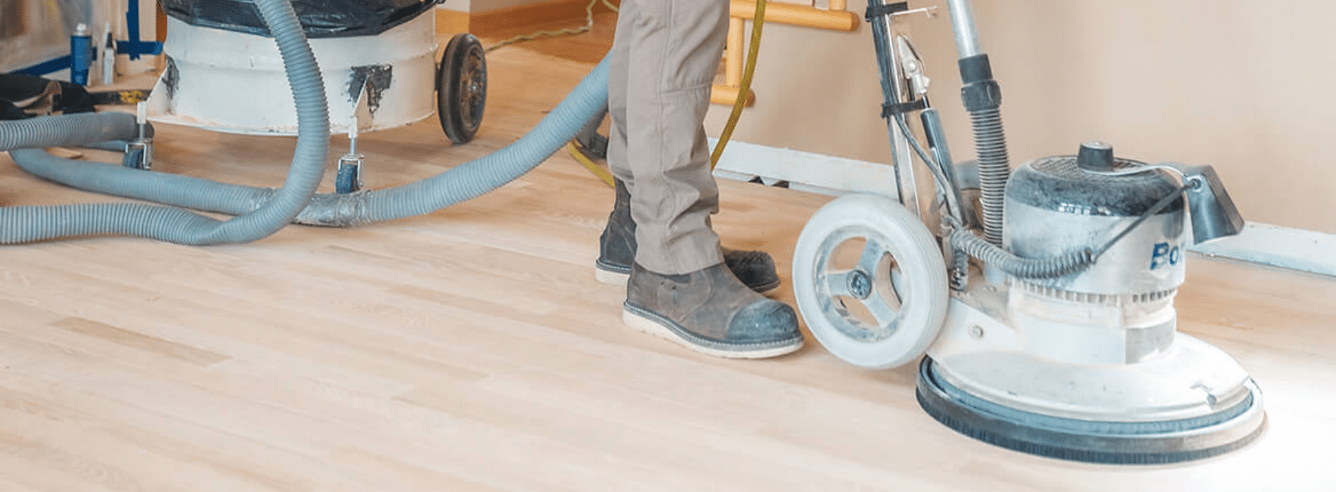 In Chislehurst, BR7, The Mr Sander® are using a Bona FlexiSand 1.9, a powerful buffer sander with a Ø 407 mm dimension, 1.9 kW effect, and 230 V voltage. It operates at a frequency of 50 Hz/60 Hz and is connected to a dust extraction system with a HEPA filter for optimal cleanliness and efficiency during the sanding of a parquet floor. 