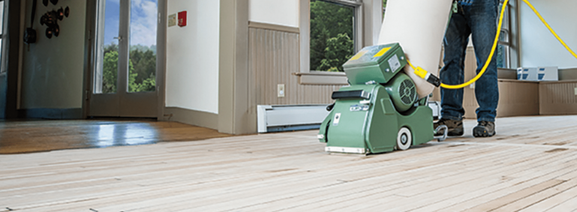 Experience the expertise of Mr Sander® using the powerful Effect 2200 belt sander and a HEPA-filtered dust extraction system for flawless results. Discover precision and efficiency in action on a 200x750 mm herringbone floor.
