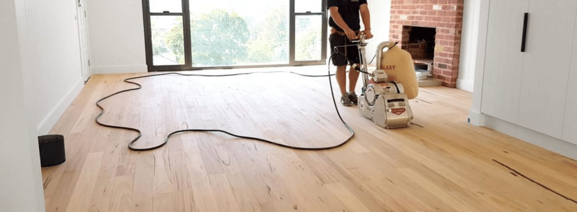 Herringbone Floor Sanding: Mr Sander® using the powerful Effect 2200 belt sander for precision. Voltage: 220V, Frequency: 50-30Hz. Witness the clean and efficient results on a 200x700 mm herringbone floor with the HEPA-filtered dust extraction system.