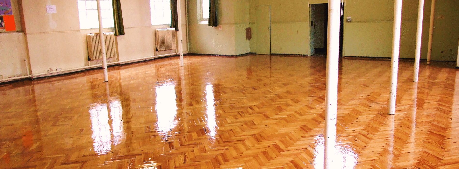 Expertly restored 5-year-old hardwood floor in Brompton, SW3. Mr Sander® used Bona 2.5K Frost whitewashing and Traffic HD 16% sheen matte lacquer. Durable and stunning, this finish guarantees long-lasting beauty. 