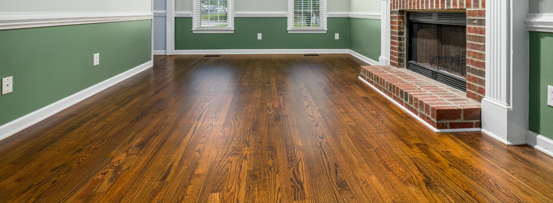 Stunningly restored 5-year-old hardwood floor in Chigwell, IG7. Mr Sander® used Bona 2.5K Frost whitewashing and Traffic HD 15% sheen matte lacquer. Durable and beautiful, this finish ensures long-lasting beauty.