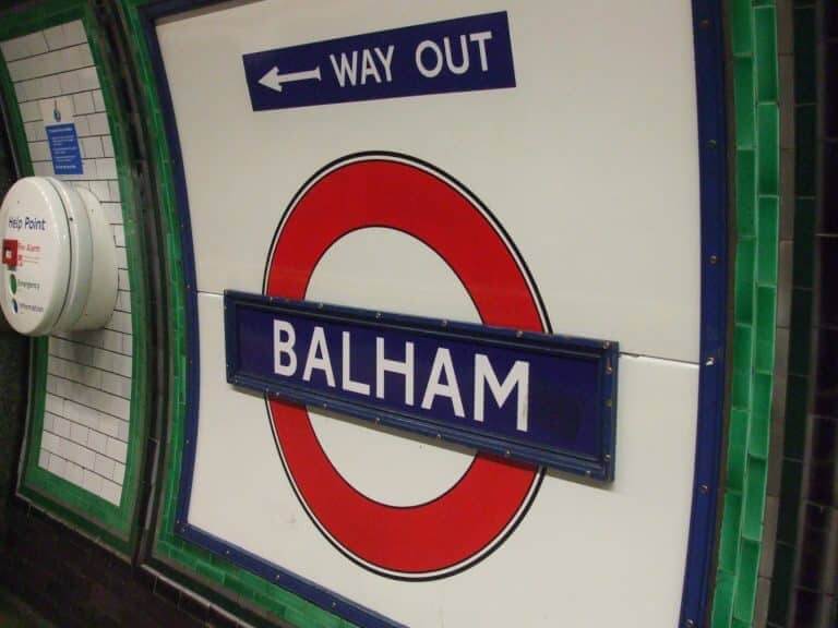 Balham_station_Northern_line_roundel