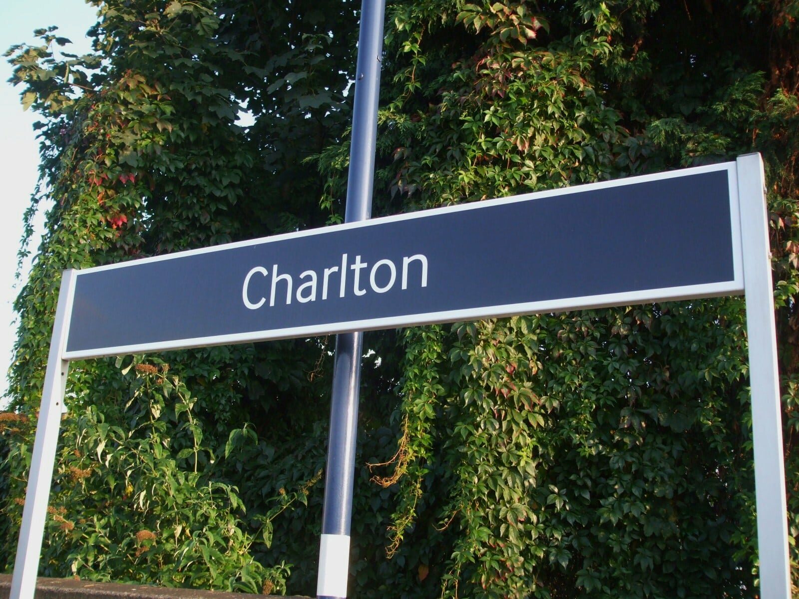 Charlton_station_signage
