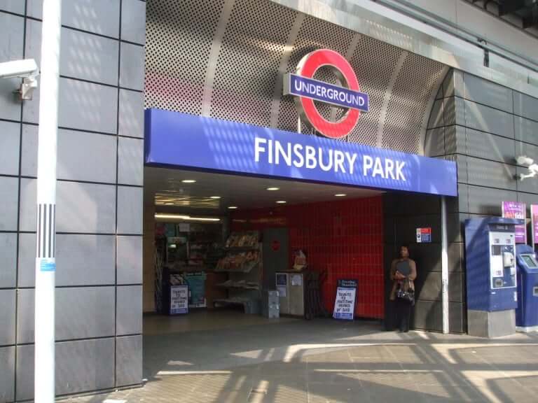 Finsbury_Park_tube_stn_entrance_Station_Place