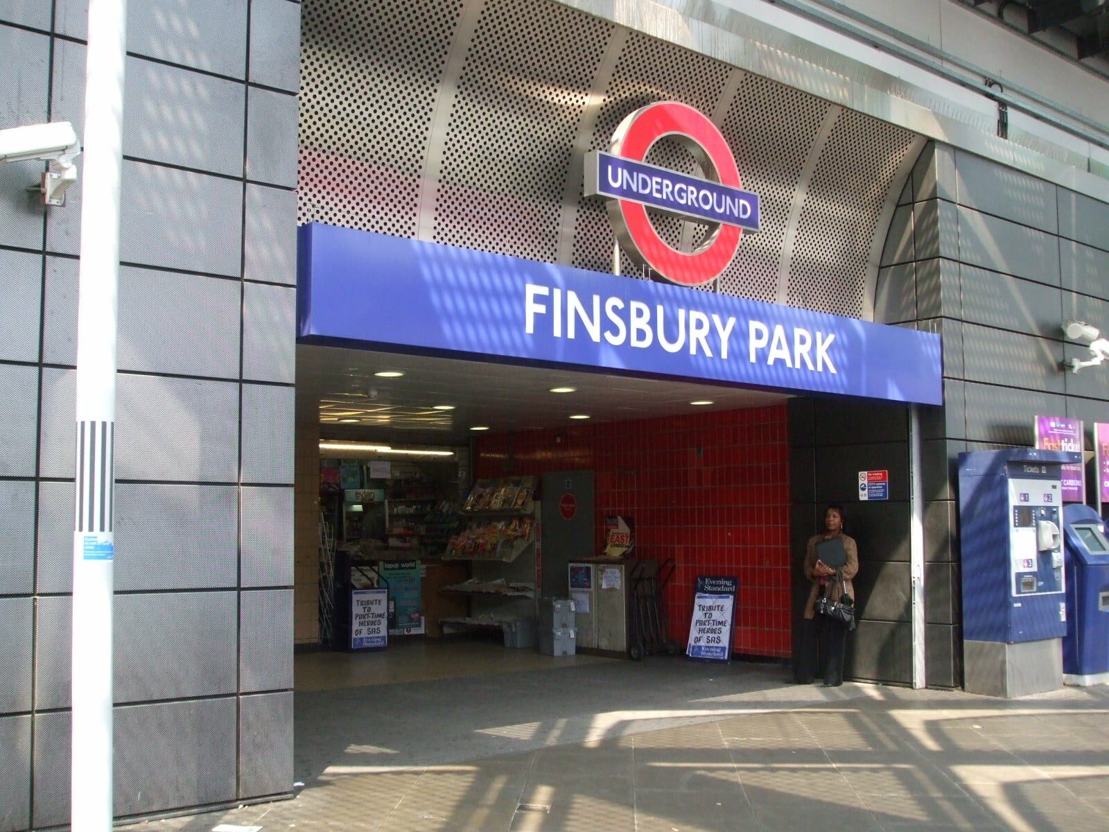 Finsbury_Park_tube_stn_entrance_Station_Place