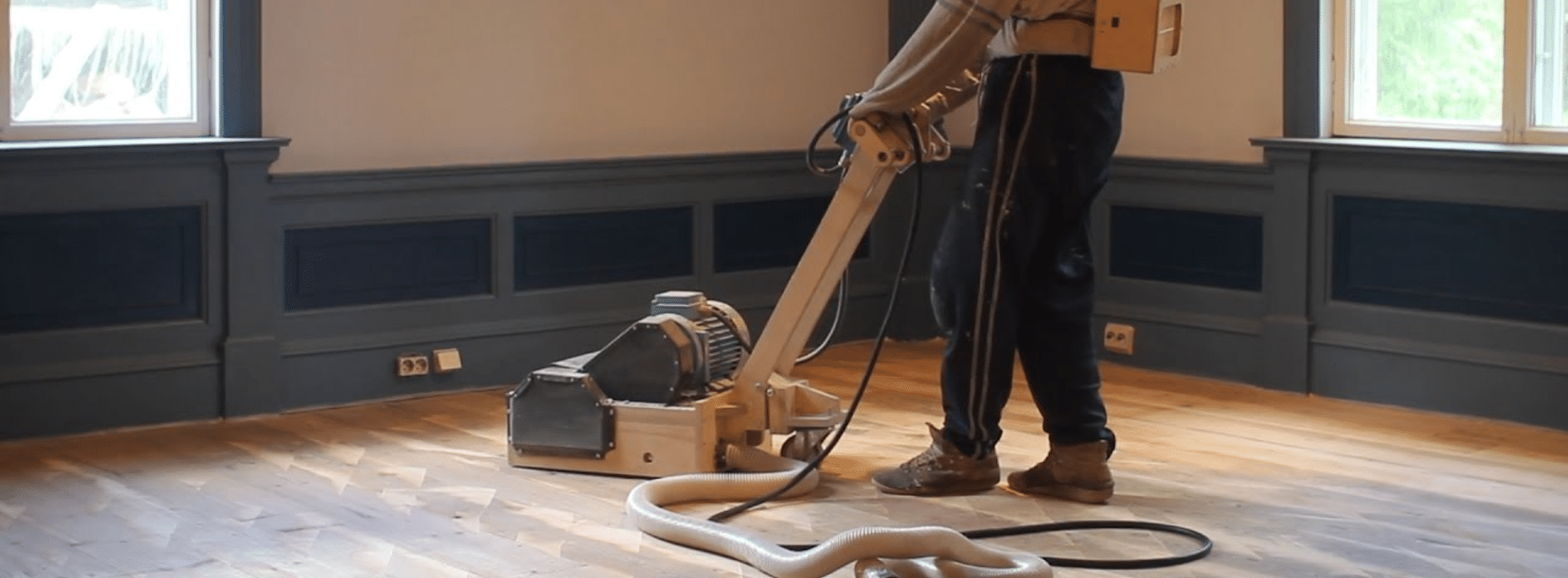 In South Tottenham, N15, Mr Sander® are using a Bona FlexiSand 1.9, a powerful buffer sander with a Ø 407 mm dimension and 1.9 kW effect. It operates on 230 V voltage and 50 Hz/60 Hz frequency. Connected to a dust extraction system with a HEPA filter, it ensures a clean and efficient sanding process.