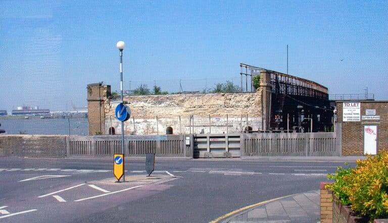 Gravesend_West_Street_Pier_remains_geograph-3887514-by-Ben-Brooksbank