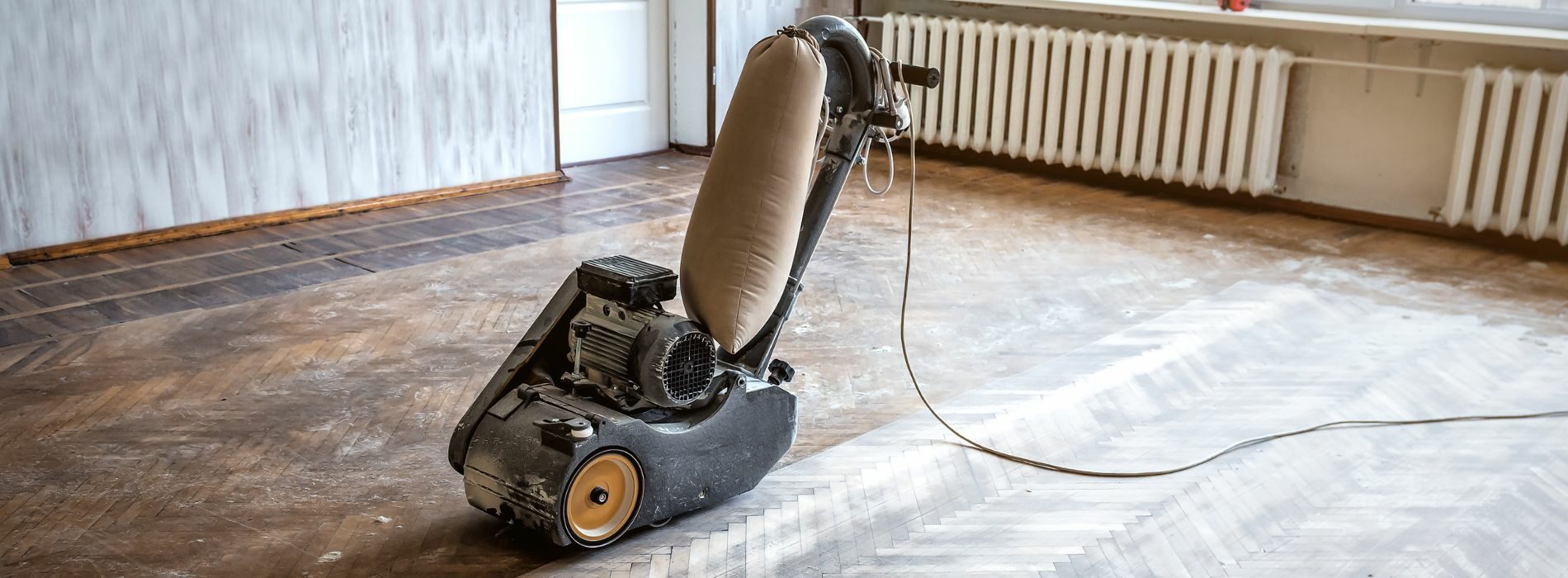 Bona Scorpion drum sander with dust extraction system, ideal for floor sanding in Highgate, N6. Powerful 1.5kW motor, 240V/50Hz operation. HEPA-filtered dust extraction ensures clean and efficient sanding of hardwood floors.
