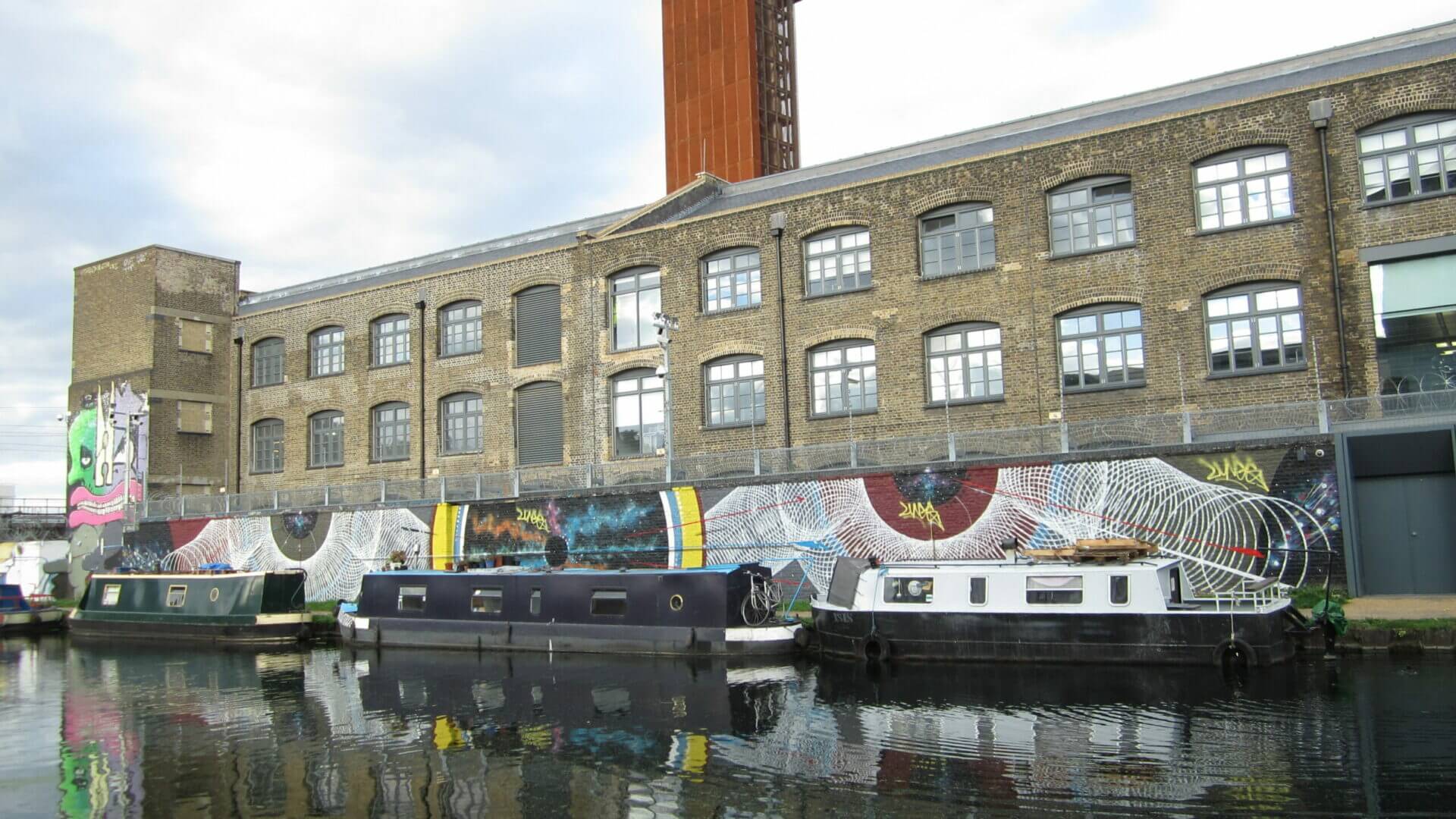 The_River_Lea_navigation_in_Hackney_Wick_2013