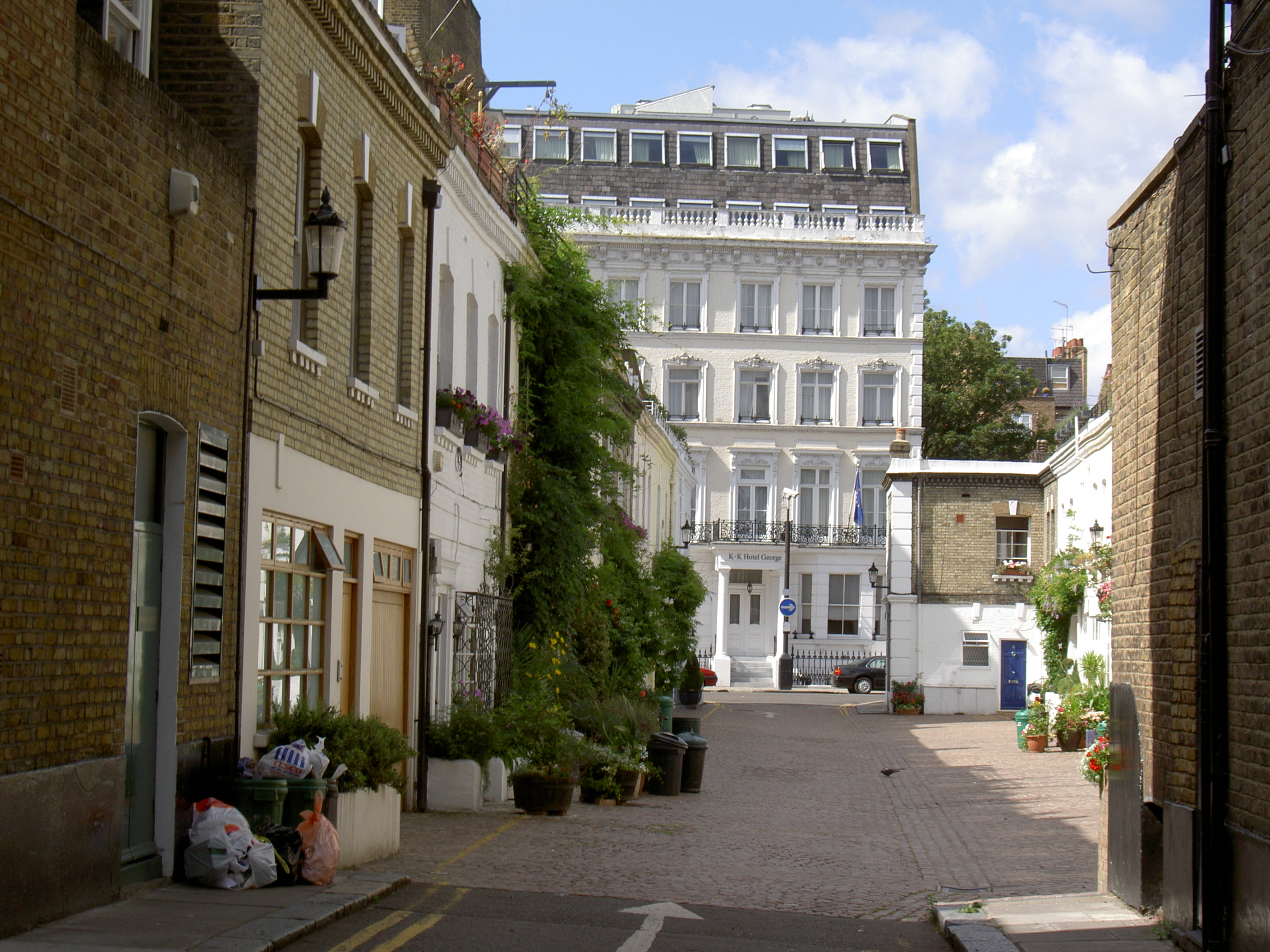 Typical_Street_In_The_Royal_Borough_Of_Kensington_And_Chelsea_In_London