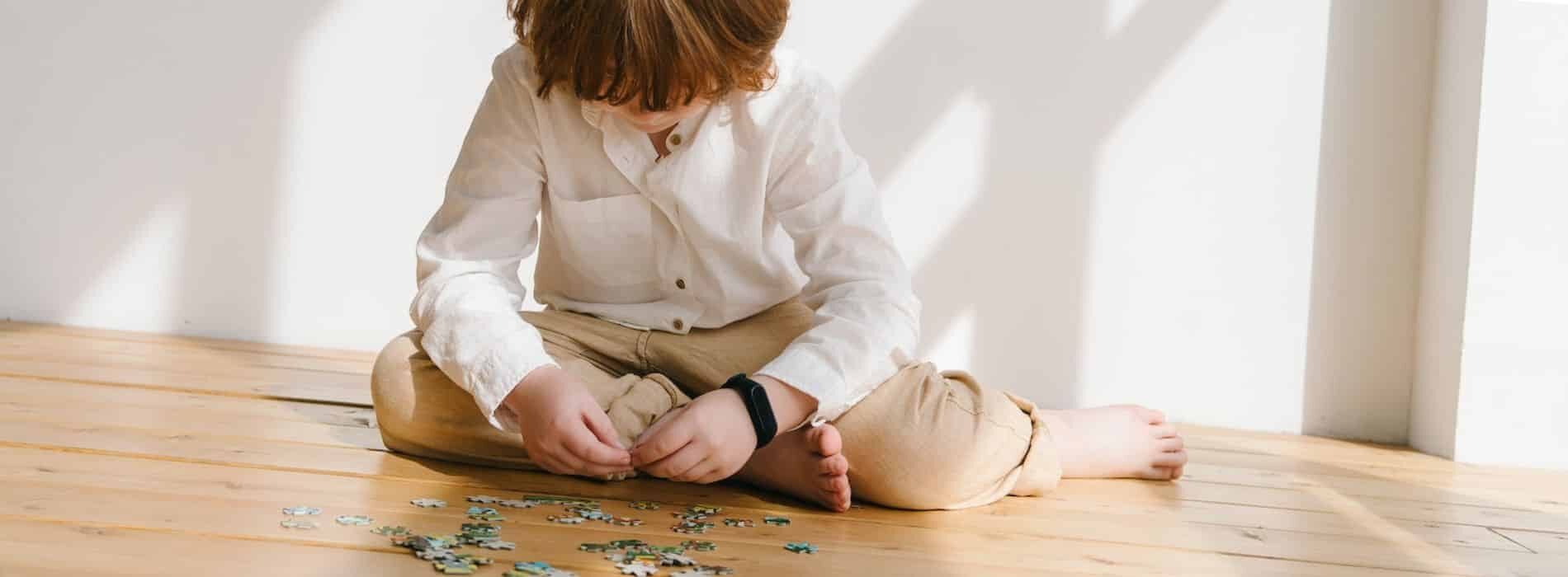 In the charming Wimbledon neighbourhood, SW19, a delightful child joyfully engages in assembling a puzzle on a beautifully refinished oak strip floor. The freshly rejuvenated surface provides the perfect setting for playtime and family moments in this inviting space.