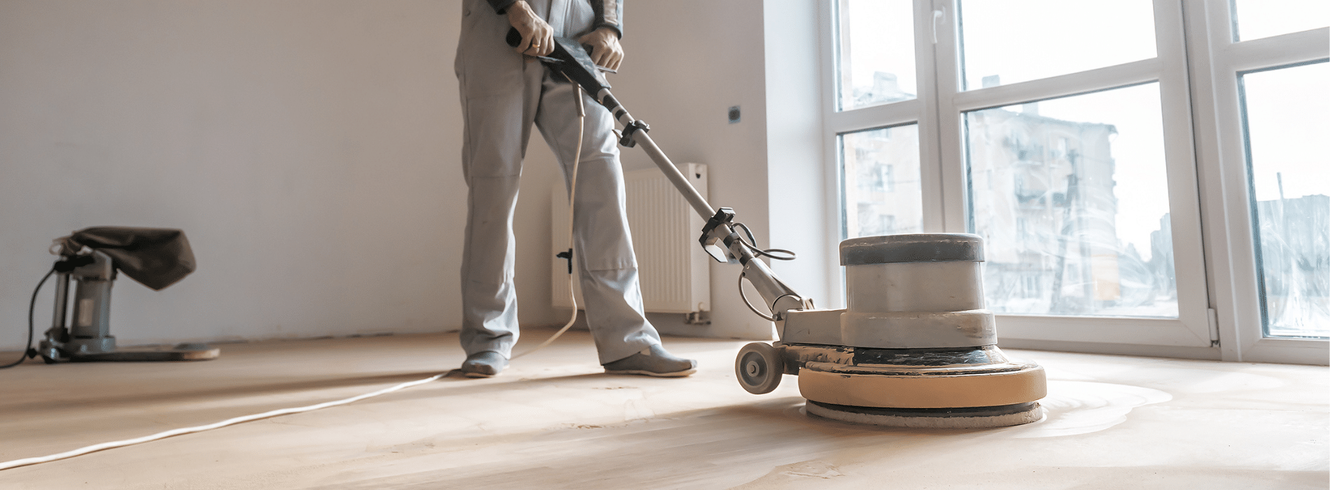 In Tottenham, N17, Mr Sander® use Bona FlexiSand 1.5 (Ø 407 mm) for parquet floor sanding. Direction-free sanding down to bare wood with 1.5 kW power. Connected to HEPA-filtered dust extraction for clean and efficient results.