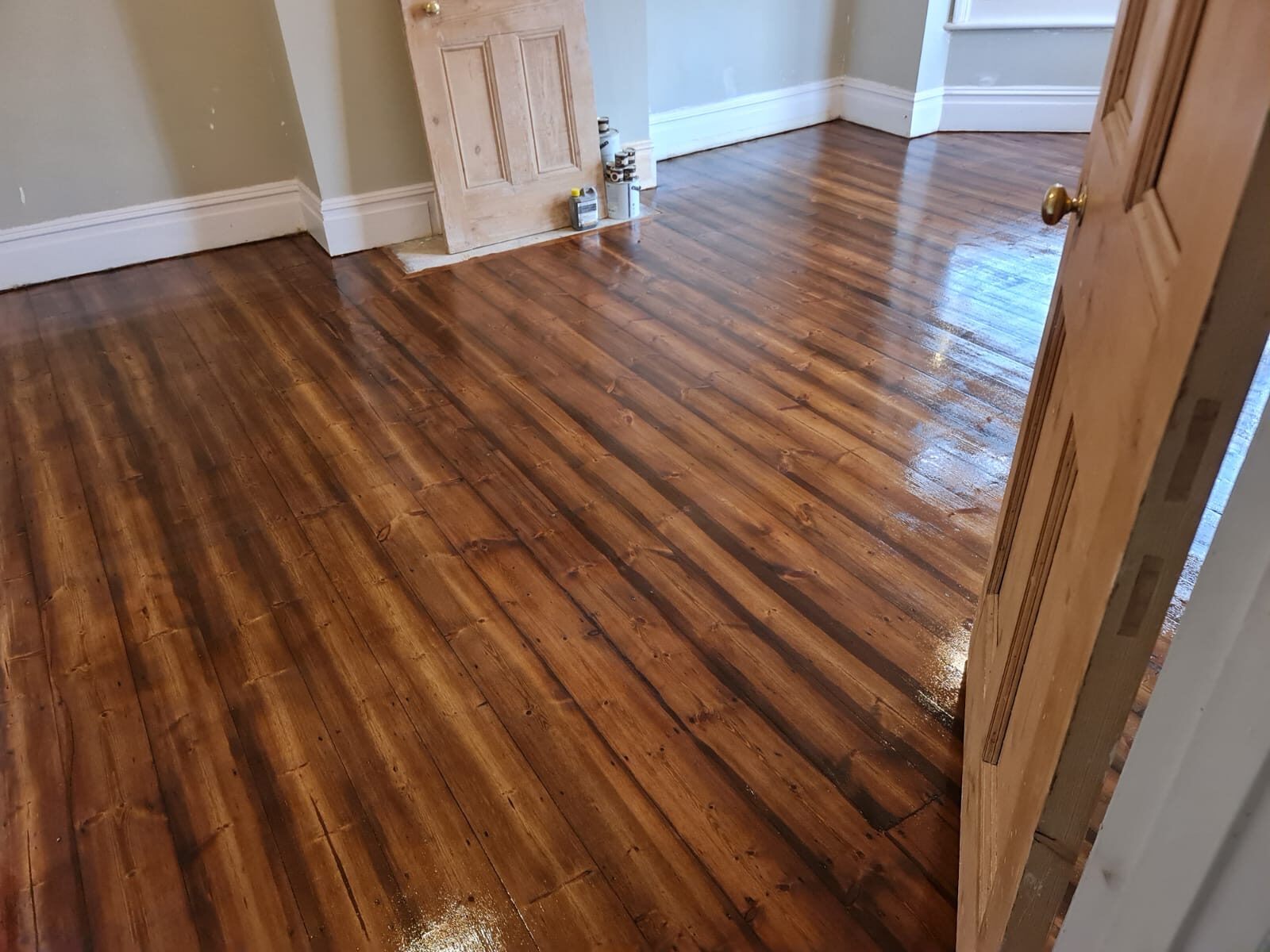 Sand Old Floorboards – original pine floorboards (solid softwood) carefully sanded, stained and sealed, preserving knots and grain for a characterful finish.