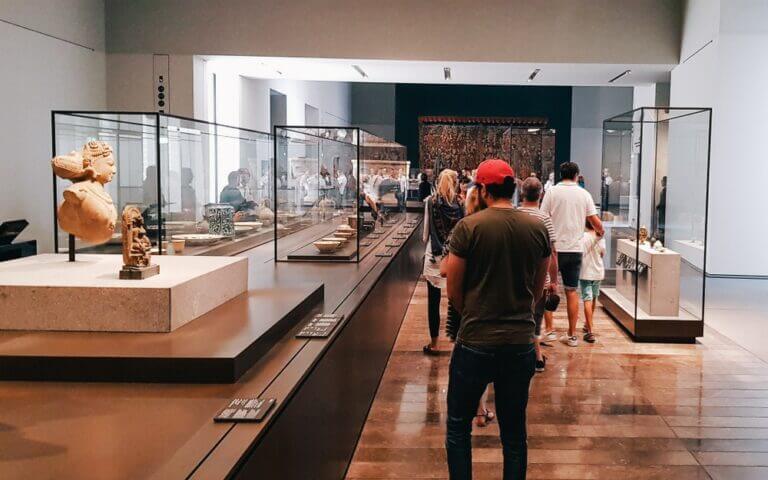 Abu,Dhabi,,Uae,-,2018,-,Tourists,And,Visitors,Viewing
