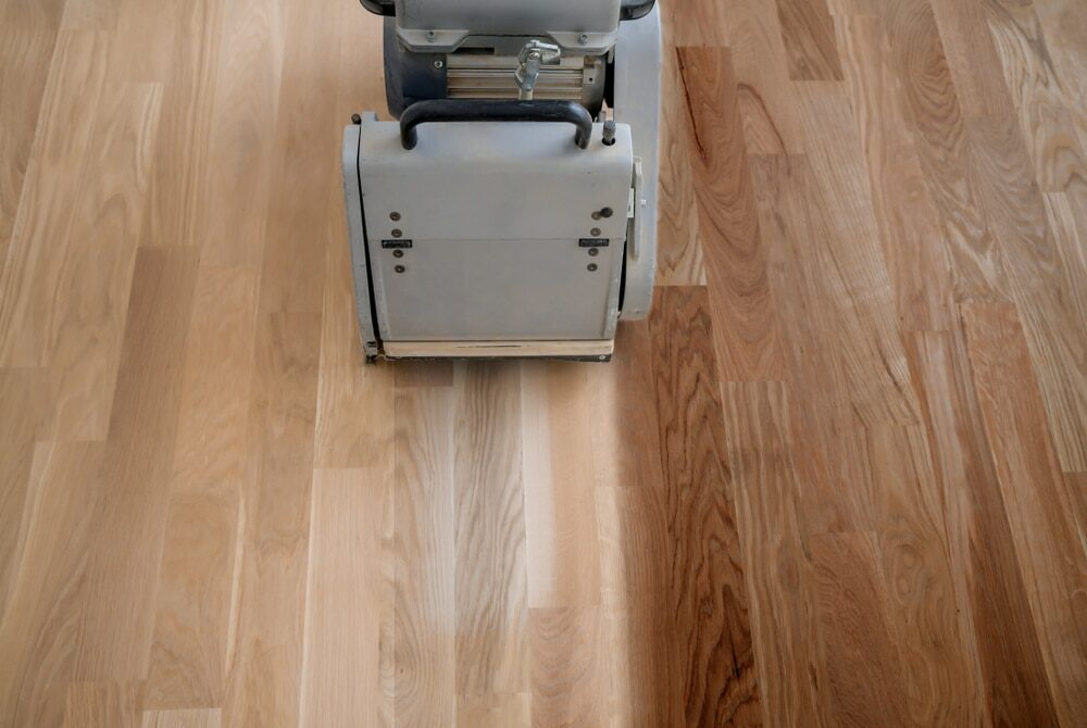 In Maidenhead, Mr Sander® are meticulously sanding a herringbone floor using the powerful Bona Scorpion sander. With dimensions of 200mm and an impressive 1.5kW effect, this sander operates at 240V and 50Hz. It is equipped with distressing drums to beautifully texture wood floors. To ensure cleanliness and efficiency, it is connected to a dust extraction system featuring a HEPA filter. Trust us to deliver outstanding results for your floors.