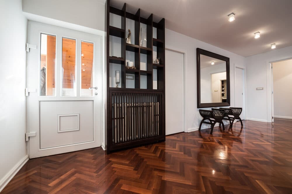 Spacious,Anteroom,Interior,With,Large,Mirror,And,Shiny,Brown,Parquet