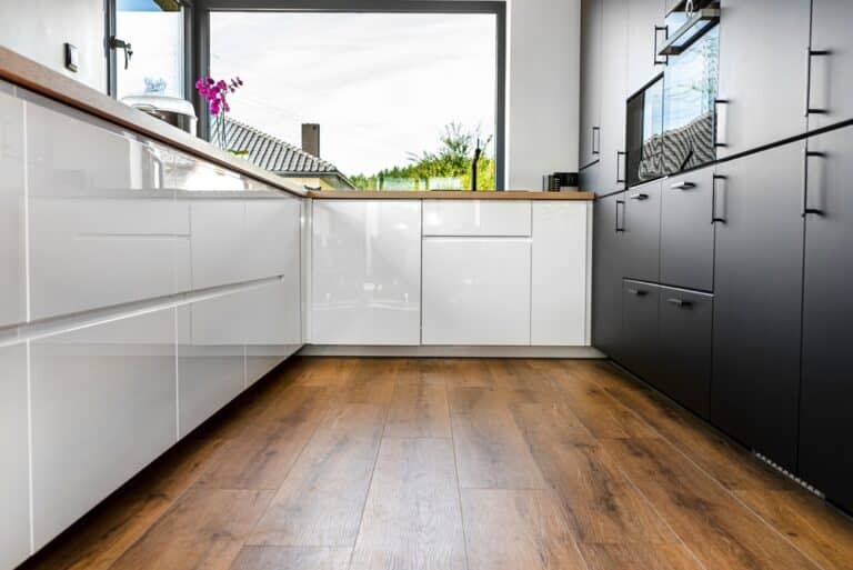A,Modern,Kitchen,With,White,And,Black,Fronts,And,A