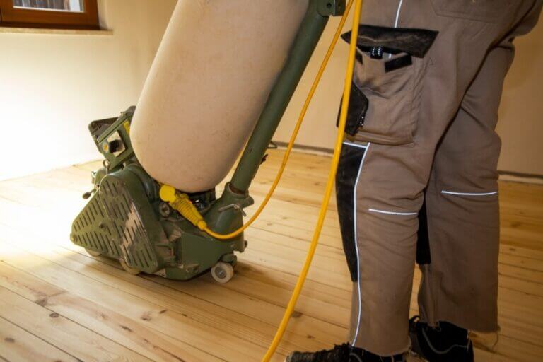 Craftsman,Professionally,Sanding,A,Plank,Floor