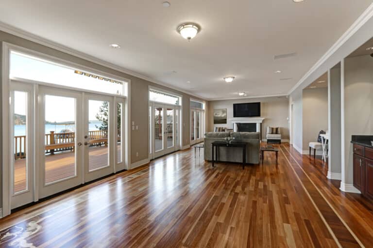 Luxury,Spacious,Family,Room,Interior,With,Wall,Of,Glass,Doors