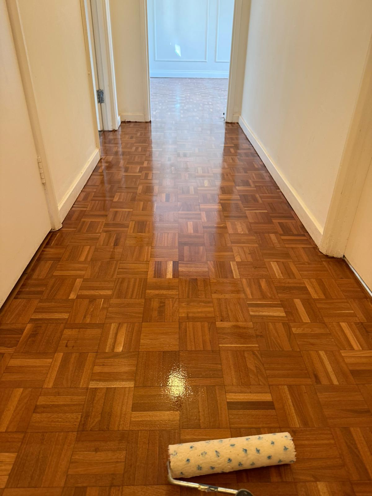 Koridor meşe parmak bloklu parke ahşap zemin, Ahşap Zemin Boyama sırasında zengin, eşit bir renk için net, parlak bir yüzey uygulayan bir rulo ile.